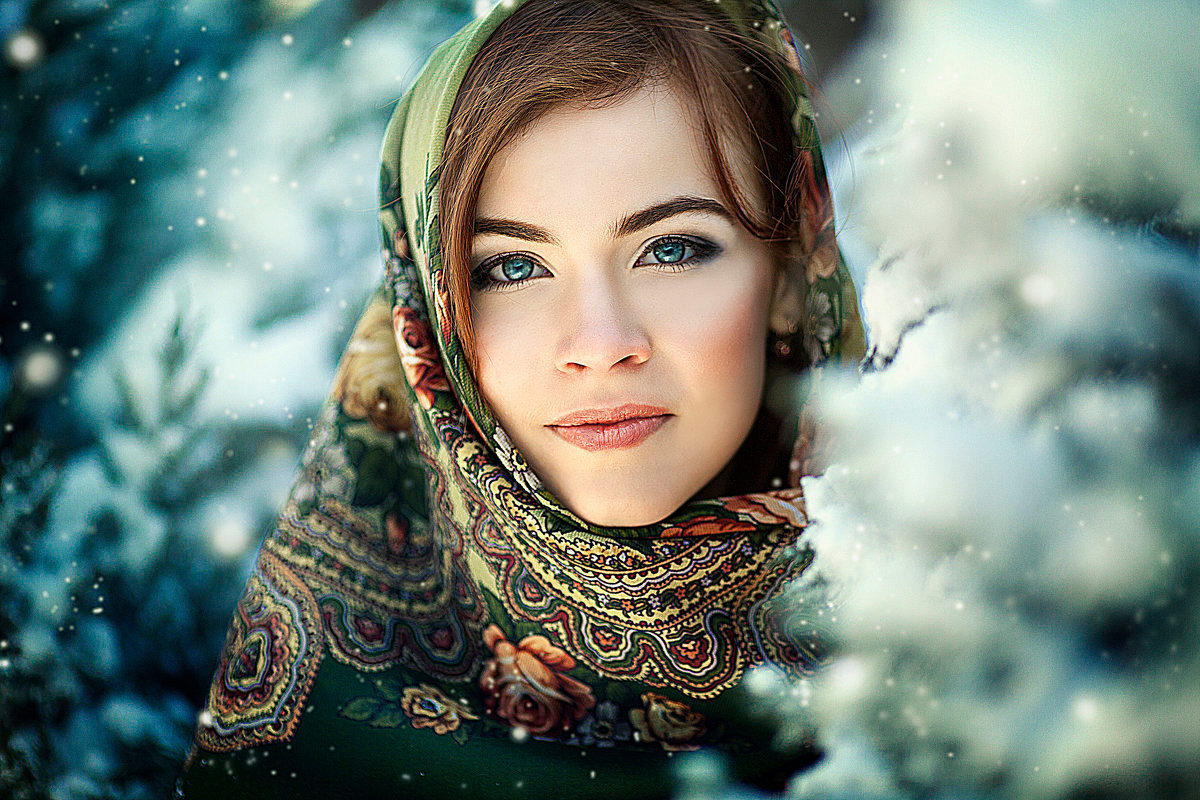 Красивые девушки в русских платках